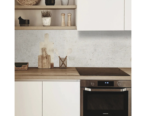 Kuchyňská scéna s bílými skříňkami, dřevěnou pracovní deskou a betonovým pozadím