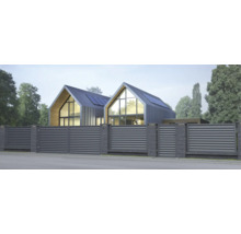 Moderní dům se šedým plotem a bránou