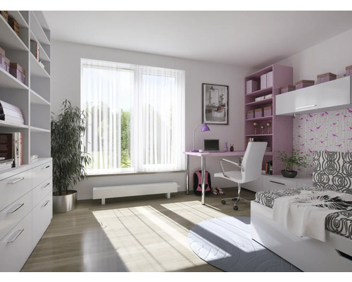 Světlá místnost se stolem, židlí, policí a postelí