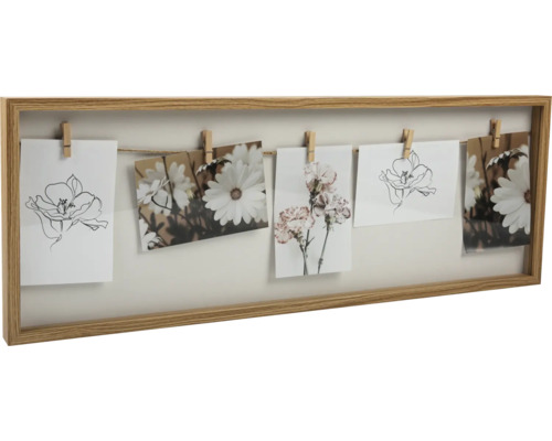 Fotorámeček s dřevěným rámem a fotografiemi připevněnými na provázku pomocí kolíčků na prádlo