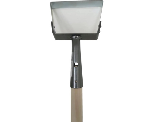 Zahradní nástroj s kovovou hlavou a dřevěnou rukojetí