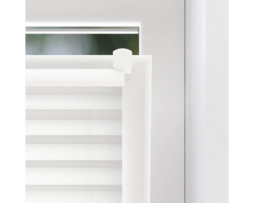 Detailní pohled na okenní roletu s montážním zařízením