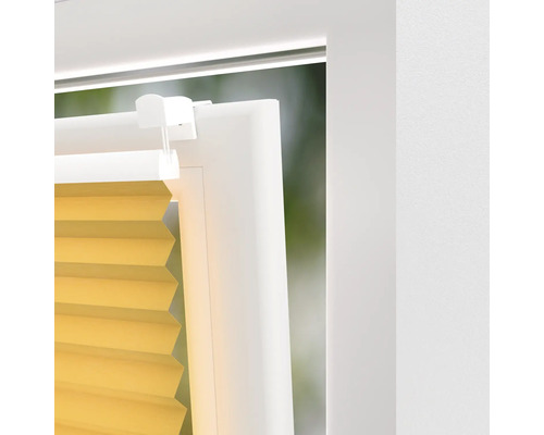 Detailní záběr okenní plisované žaluzie na okenním rámu