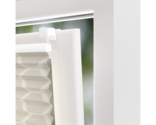 Detailní pohled na plisovanou žaluzii na okenním rámu