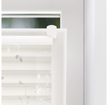 Detailní pohled na bílou okenní roletu s květinovým vzorem