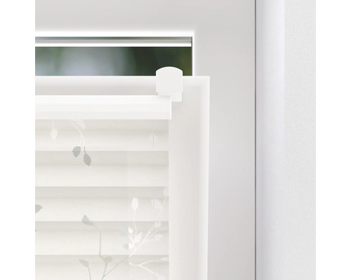 Detailní pohled na bílou okenní roletu s květinovým vzorem