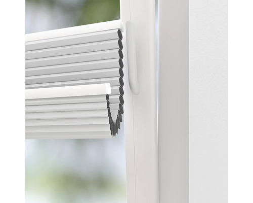 Detail bílé plisované žaluzie na okně