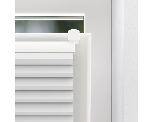 Detail bílé plisované žaluzie na okně