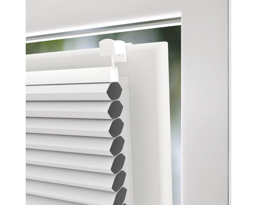 Detailní pohled na skládanou žaluzii na okně