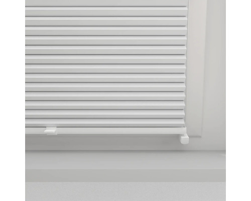 Zavřená skládaná roleta na okně