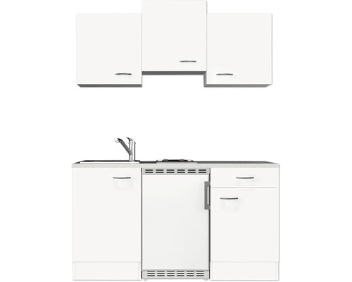 Kuchyňská linka s dřezem, varnou deskou, lednicí a závěsnými skříňkami.