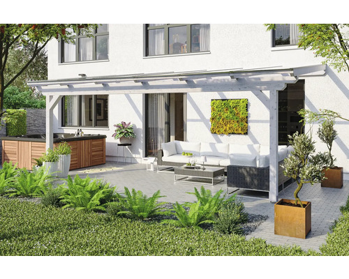 Zastřešení terasy SKAN HOLZ Ancona 648 x 300 cm, bílé předem ošetřené laminované dřevo Terasa s dřevěným pavilónem, vířivkou, sedací soupravou a výsadbou před obytným domem.