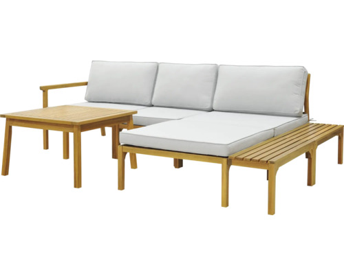 Sada zahradního nábytku s dřevěnou pohovkou, stolem a lavicí se světlými polštáři