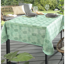 Stůl s ubrusem se vzorem listů na zahradě