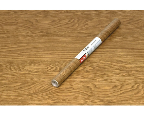 Dekorační fólie s dřevěným vzhledem na dřevěném povrchu