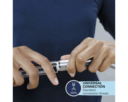 Ruce připojují sprchovou hadici ke standardnímu připojovacímu závitu