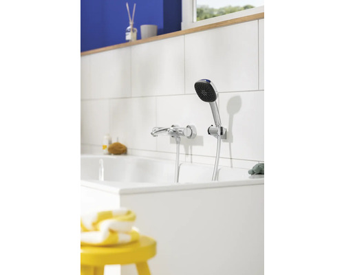 Vana s vodovodní baterií a ruční sprchou v koupelně