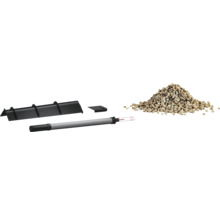 Sada pro odběr vzorků půdy se zemním vrtákem, lopatou, sondou a hromadou substrátu