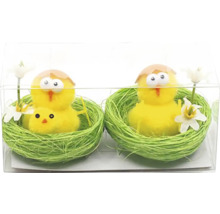 Velikonoční dekorace: Dvě žlutá kuřátka v zelených hnízdech s květinami a skořápkou