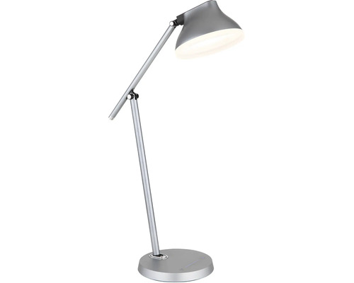 Stříbrná stojací lampa s nastavitelným ramenem a kulatou základnou.