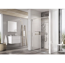 Světlá koupelna s umyvadlem, zrcadlem, žebříkovou policí a sprchovým koutem se sprchovou zástěnou