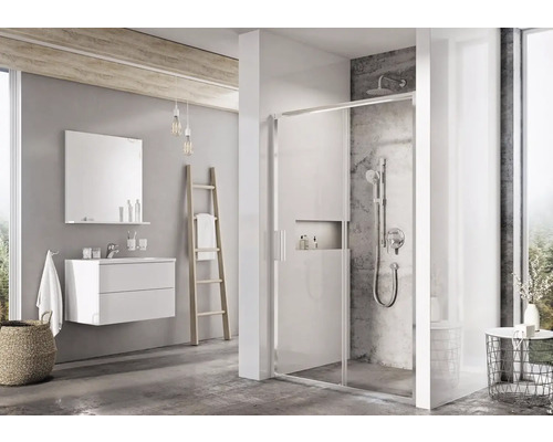 Světlá koupelna s umyvadlem, zrcadlem, žebříkovou policí a sprchovým koutem se sprchovou zástěnou