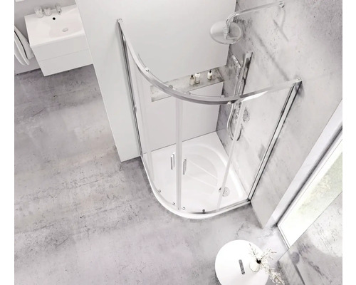 Rohová sprcha se skleněnými stěnami a sprchovou vaničkou v moderní koupelně.