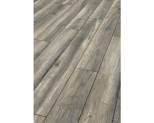 Položená laminátová podlaha se vzhledem dřeva.