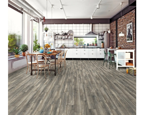 Světlá kuchyně s dřevěnou podlahou, jídelním stolem a židlemi.