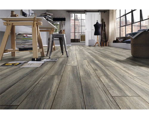 Interiér s podlahou se vzhledem dřeva, s pracovním stolem a židlí