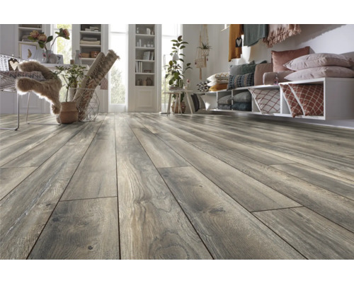 Položená laminátová podlaha v obývacím pokoji