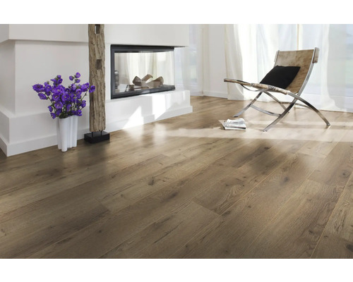 Světlý pokoj s dřevěnou podlahou, krbem a křeslem