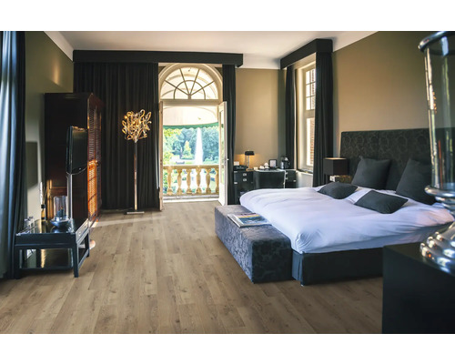 Ložnice s postelí, skříní, stojací lampou a balkonem s výhledem do parku.