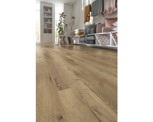 Světlá místnost s laminátovou podlahou s dřevěným vzhledem, regály a dekoracemi