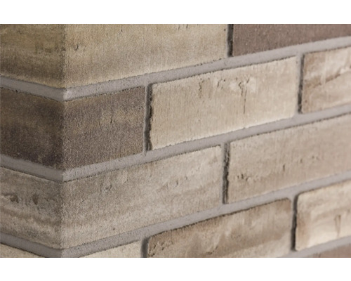 Detail rohu z cihel s cihlami a spárami.