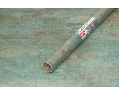 Role metalické fólie s abstraktním vzorem