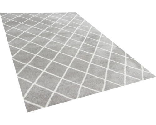 Šedý koberec s kosočtvercovým vzorem