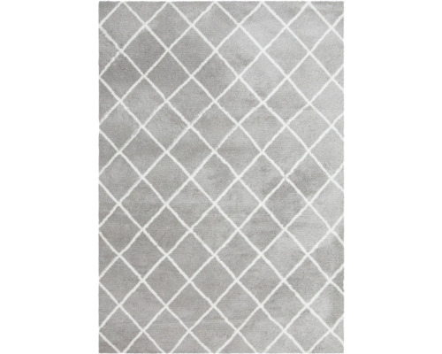 Šedý koberec s kosočtvercovým vzorem