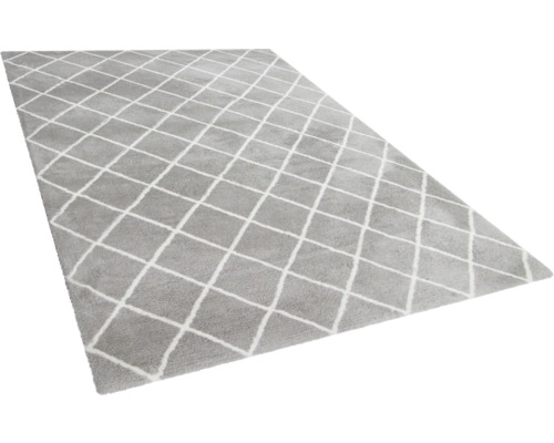 Šedý koberec s kosočtvercovým vzorem
