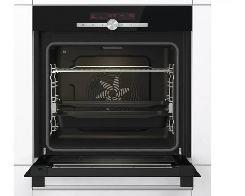 Otevřená trouba s mřížkou a plechem na pečení