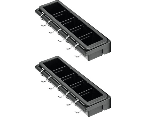 Dva černé držáky kuchyňských potřeb s háčky pro uložení kuchyňského náčiní