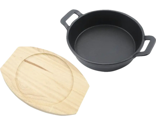 Litá pánev s dřevěným podtáckem