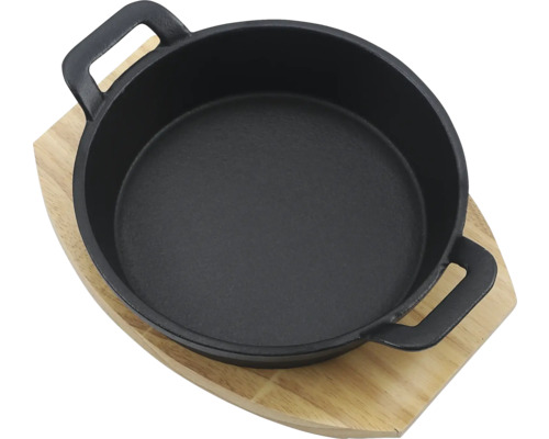 Litá pánev na dřevěné desce