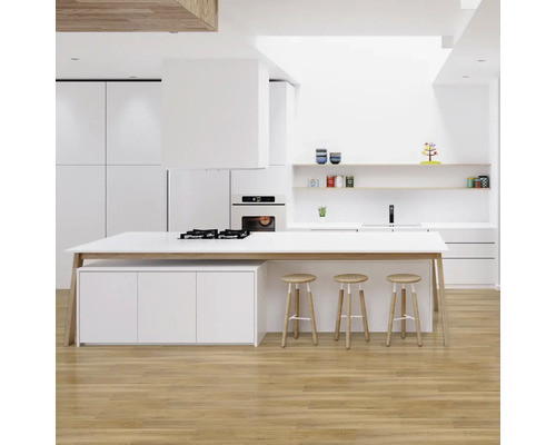 Světlá kuchyně s kuchyňským ostrůvkem, sporákem a třemi stoličkami.