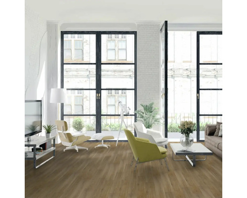 Světlý obývací pokoj s dřevěnou podlahou, velkými okny a různým nábytkem