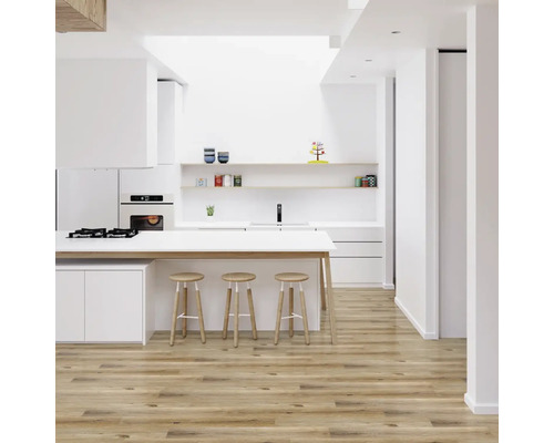 Moderní kuchyně s dřevěnou podlahou, kuchyňským ostrůvkem a barovými židlemi.