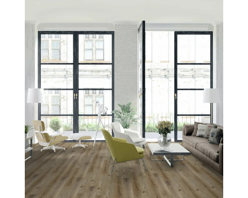 Obývací pokoj s dřevěnou podlahou, pohovkou, křesly a velkými okny