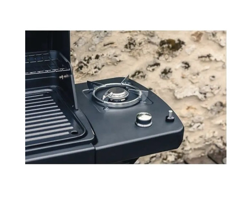 Detailní pohled na plynový gril s bočním hořákem