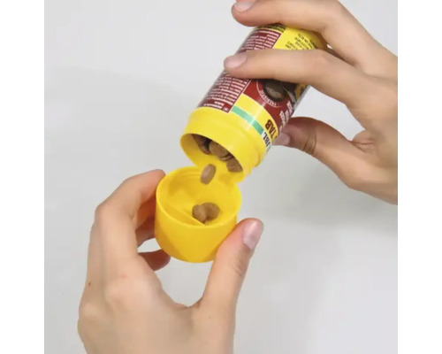 Tabletové krmivo se vyjímá ze žluté dózy