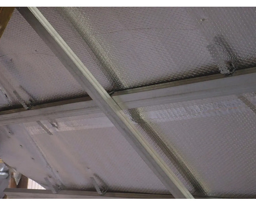 Vnitřní pohled na střechu s izolací a kovovým rámem